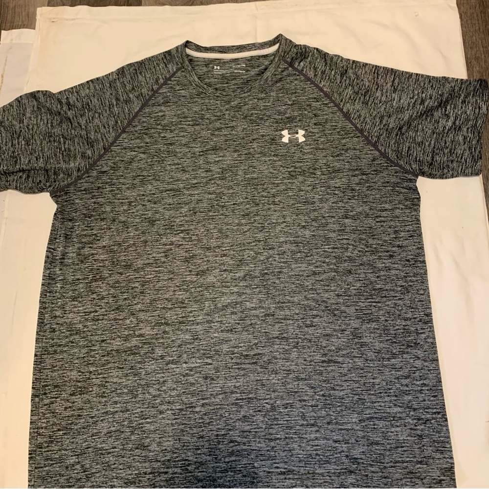 UNDER  ARMOUR.Men's Gray Performance Shirt.
Size XL